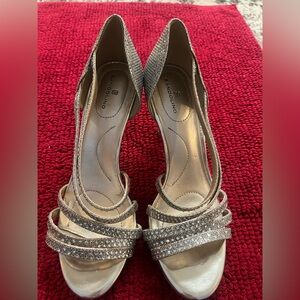 Bandolino Gold-tone Women's Strappy Heel with rhinestones. Sz 7